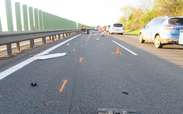 Fantom ze zahraničního Mercedesu: po bouračce do svodidel nechal auto stát na D46 a zmizel