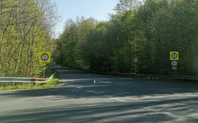 Dopravní značky u sjezdu z dálnice upozorňují na omezení maximální výšky vozidla