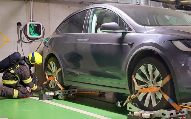 Požár elektromobilu v garážích. Hasiči cvičili, jak u hořícího vozidla postupovat