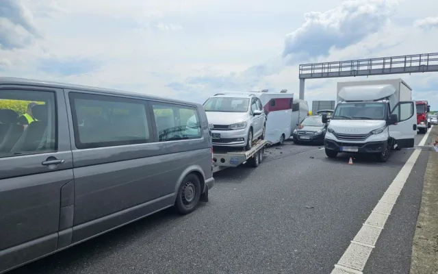 Řetězová nehoda u Prostějova zablokovala dálnici na Olomouc, cizinec zřejmě nedobrzdil do kolony