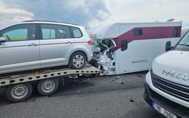 Řetězová nehoda u Prostějova zablokovala dálnici na Olomouc, cizinec zřejmě nedobrzdil do kolony