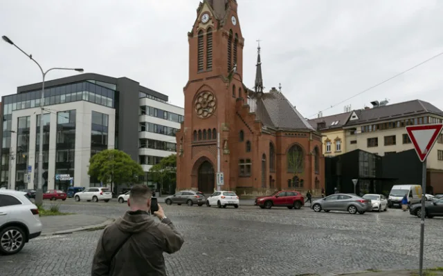 Variantou B pro přístavbu Červeného kostela byla zlatá barva, prozradil architekt Miroslav Pospíšil