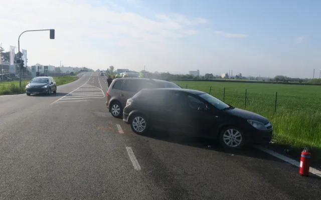 Mladík bez řidičáku boural u Přerova. Žena a její malá dcera z druhého auta skončily v nemocnici