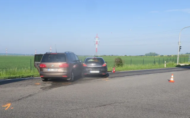 Mladík bez řidičáku boural u Přerova. Žena a její malá dcera z druhého auta skončily v nemocnici