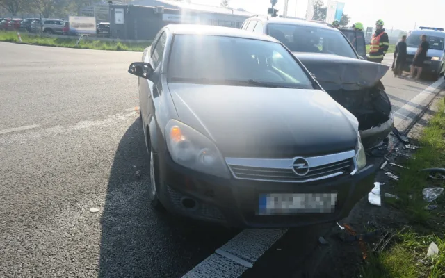 Mladík bez řidičáku boural u Přerova. Žena a její malá dcera z druhého auta skončily v nemocnici
