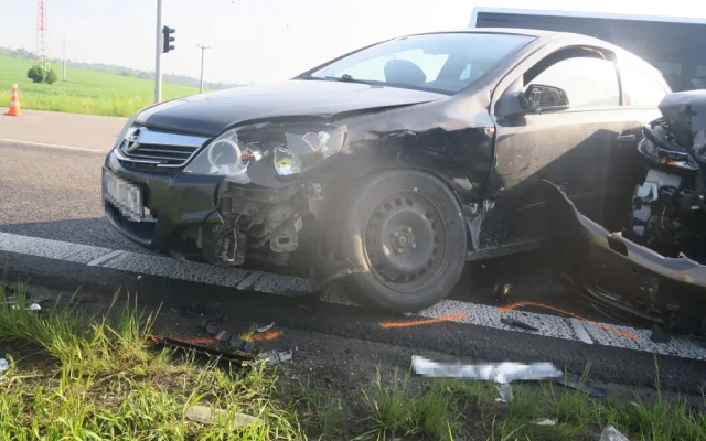 Mladík bez řidičáku boural u Přerova. Žena a její malá dcera z druhého auta skončily v nemocnici