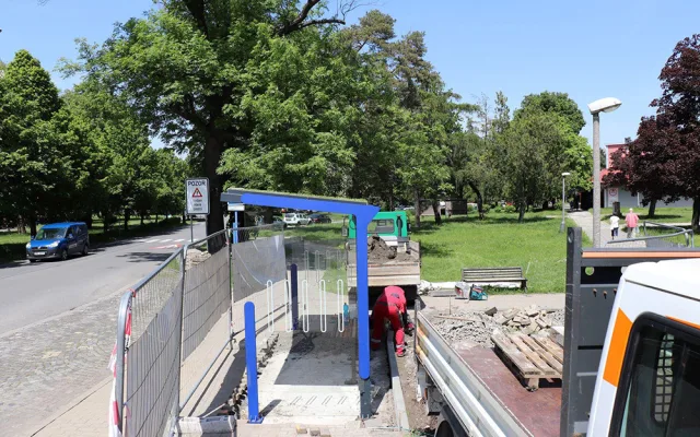 Nový přístřešek se zahalí do zelené. Autobusová zastávka v Přerově se mění podle občanské ankety