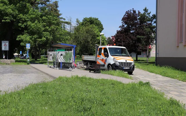 Nový přístřešek se zahalí do zelené. Autobusová zastávka v Přerově se mění podle občanské ankety