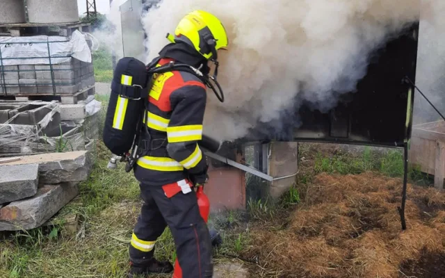 Na Přerovsku hořela trafostanice, do akce zamířila i Sněhurka