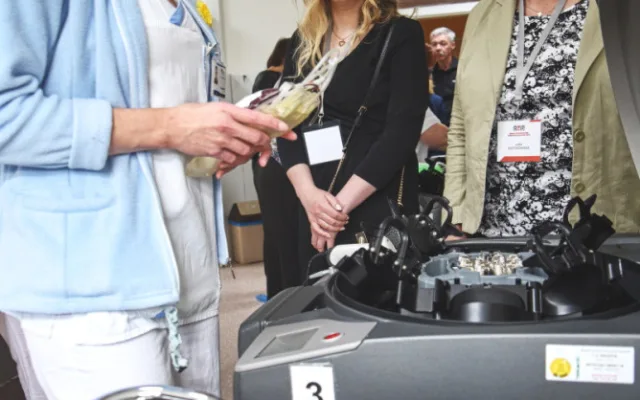 Se zpracováním krve pomáhá ve FN Olomouc automatický systém. Novinku má jako první v republice