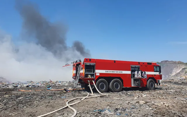 Na Přerovsku hoří skládka s nebezpečným odpadem. Zavřete okna, doporučují hasiči místním