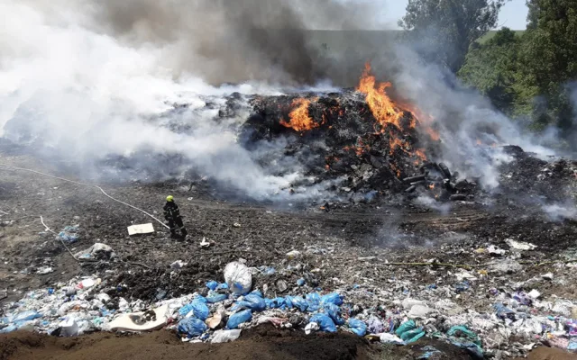 Na Přerovsku hoří skládka s nebezpečným odpadem. Zavřete okna, doporučují hasiči místním