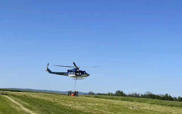 VIDEO: Požár skládky zaměstnal osmdesát hasičů, vrtulník, těžkou techniku i chemickou laboratoř