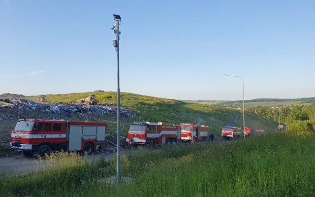 VIDEO: Požár skládky zaměstnal osmdesát hasičů, vrtulník, těžkou techniku i chemickou laboratoř
