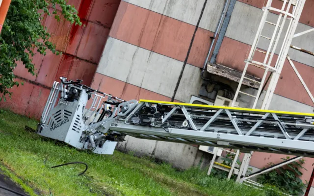 S požárem prachu v olomoucké teplárně hasiči bojovali nepřetržitě dva dny. Několik se jich lehce zranilo
