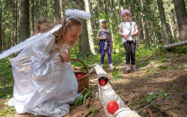 TIP NA VÍKEND: Ve Velkých Karlovicích na děti čeká Pohádková cesta lesem. V okolí je i řada naučných stezek