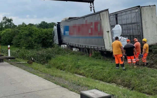 Dálnici na Ostravu v sobotu zastavil opilý řidič kamionu. Cizinec usnul a havaroval, doprava stála sedm hodin