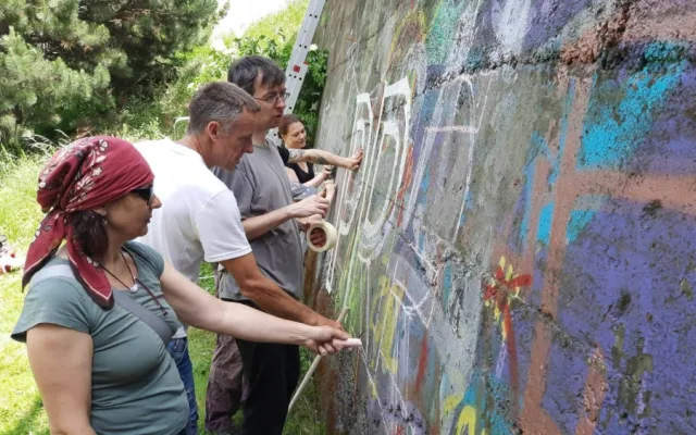 Klimatičtí aktivisté v Olomouci vytvořili velkoplošnou kresbu. Chtějí tak upozornit na změny na planetě