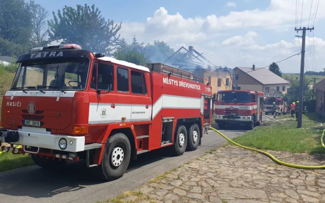 V Bezuchově sedm jednotek hasičů likvidovalo rozsáhlý požár střechy rodinného domu. Škoda bude kolem dvou milionů