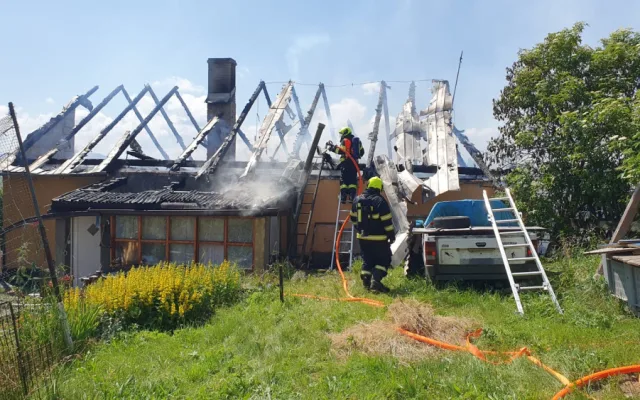 V Bezuchově sedm jednotek hasičů likvidovalo rozsáhlý požár střechy rodinného domu. Škoda bude kolem dvou milionů