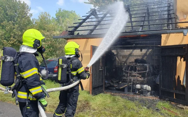 V Bezuchově sedm jednotek hasičů likvidovalo rozsáhlý požár střechy rodinného domu. Škoda bude kolem dvou milionů