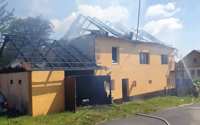V Bezuchově sedm jednotek hasičů likvidovalo rozsáhlý požár střechy rodinného domu. Škoda bude kolem dvou milionů
