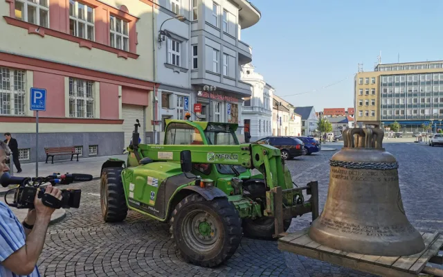 Od masakru na Švédských šancích uplynulo 78 let. Přerov přivítá zvony, na kterých jsou jména dětských obětí