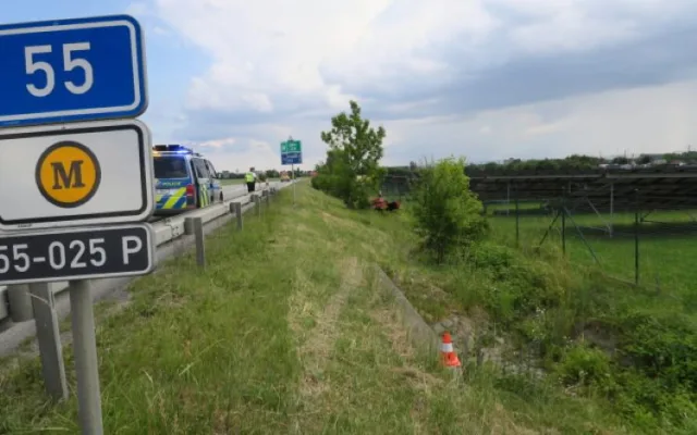 Cizinec jel okolo Horních Moštěnic se čtyřmi promile. Na křižovatce vyletěl ven a skončil na střeše