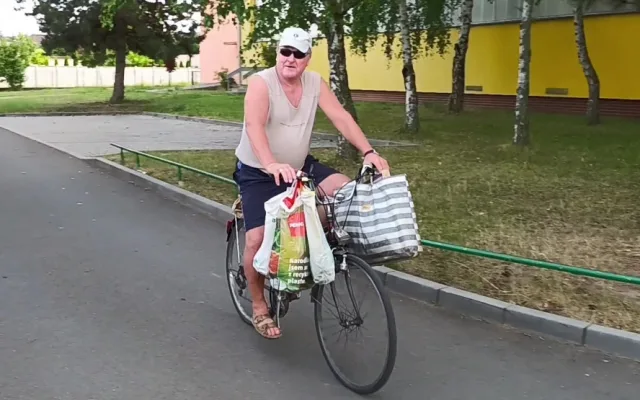 VIDEO: Muž jezdí po Prostějově na kole a zpívá si pro radost. Většinou vzbuzuje úsměvy