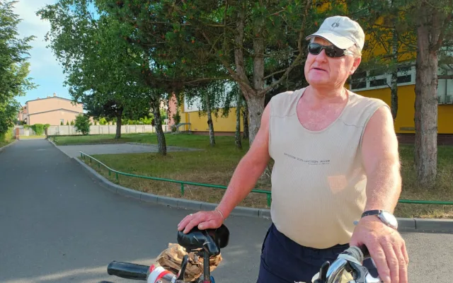 VIDEO: Muž jezdí po Prostějově na kole a zpívá si pro radost. Většinou vzbuzuje úsměvy