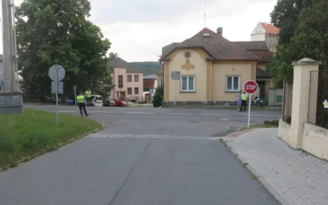 V Plumlově mladá řidička nezabrzdila auto. To se rozjelo a narazilo do motorkáře, který jel kolem