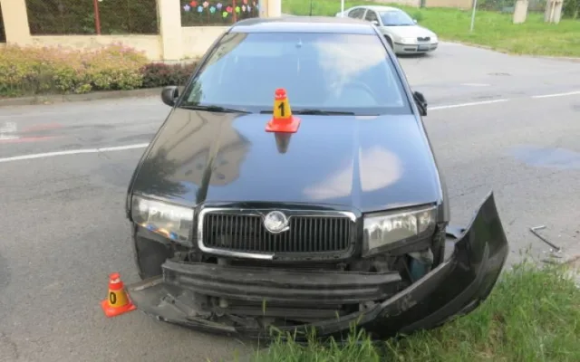V Plumlově mladá řidička nezabrzdila auto. To se rozjelo a narazilo do motorkáře, který jel kolem