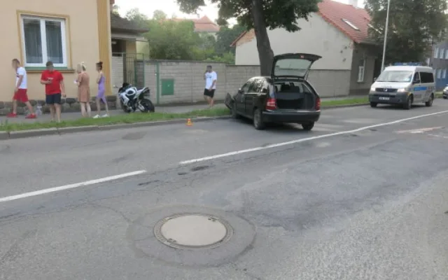 V Plumlově mladá řidička nezabrzdila auto. To se rozjelo a narazilo do motorkáře, který jel kolem