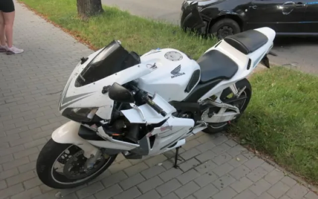 V Plumlově mladá řidička nezabrzdila auto. To se rozjelo a narazilo do motorkáře, který jel kolem