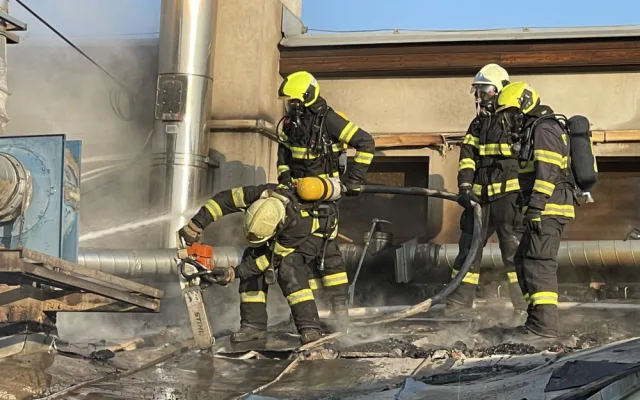 Hasiči zasahovali u požáru v Hlušovicích. Hořela tam výrobna pelet a sklad dřeva