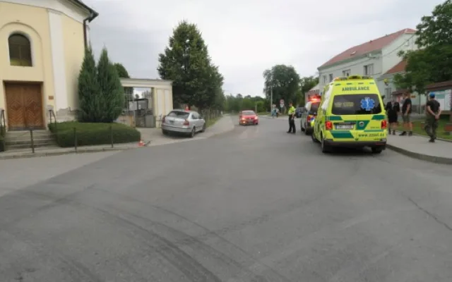 Opilý řidič vezl na Přerovsku dítě bez autosedačky a na sjeté pneumatice. S autem narazil do hřbitovní zdi