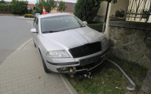 Opilý řidič vezl na Přerovsku dítě bez autosedačky a na sjeté pneumatice. S autem narazil do hřbitovní zdi
