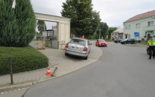 Opilý řidič vezl na Přerovsku dítě bez autosedačky a na sjeté pneumatice. S autem narazil do hřbitovní zdi