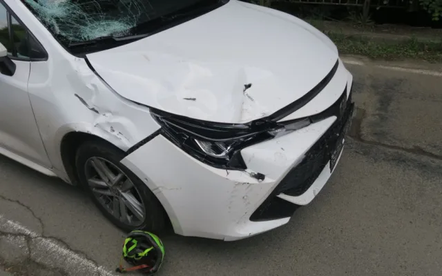 Záchranářský vrtulník letěl do Kopřivné pro školáka. Na kole vjížděl na hlavní silnici a srazil se s autem