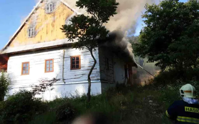 Na Šumpersku hoří rodinný dům blízko lesa. Hasiči vyhlásili druhý stupeň poplachu