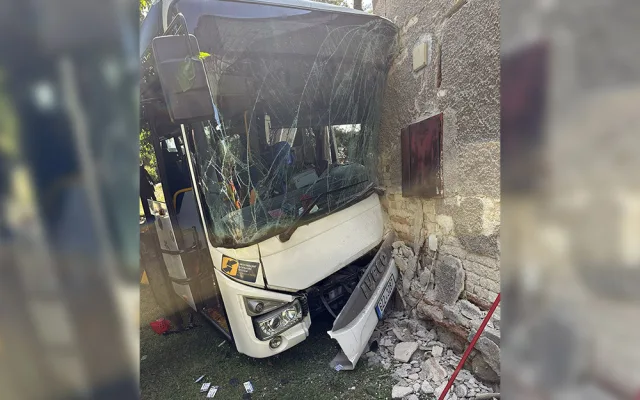 Autobus naboural do rodinného domu v Lutíně