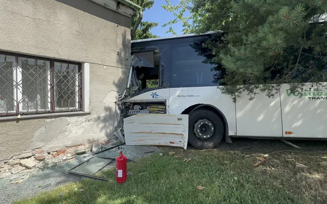 V Lutíně naboural autobus do domu, zranili se čtyři lidé