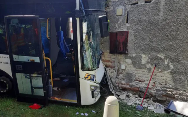 V Lutíně naboural autobus do domu, zranění utrpělo pět lidí