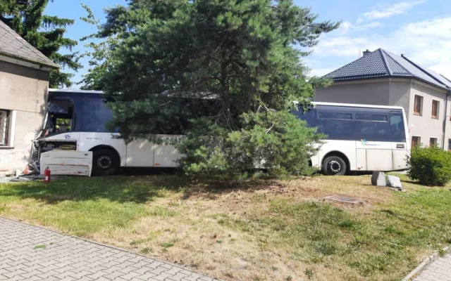 V Lutíně naboural autobus do domu, zranění utrpělo pět lidí