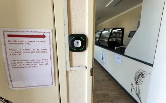 FOTOGALERIE: Na nákup s QR kódem. První bezobslužná prodejna v kraji funguje v Měrotíně