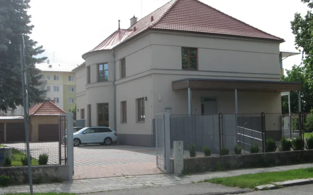 Prostějovská fara u sv. Petra a Pavla byla budována před devadesáti lety. Nyní prošla rozsáhlou opravou