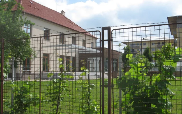 Prostějovská fara u sv. Petra a Pavla byla budována před devadesáti lety. Nyní prošla rozsáhlou opravou