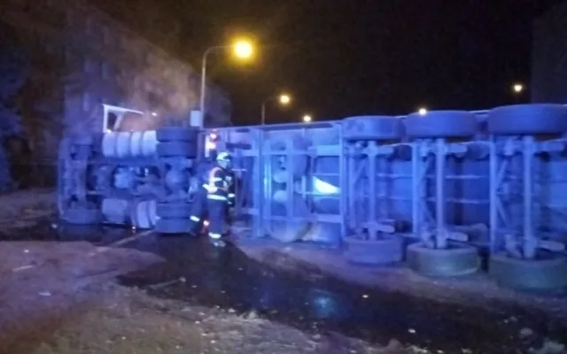 Hasiči nad ránem zasahovali u autonehody na Velkomoravské ulici. Museli řešit převrácený kamion