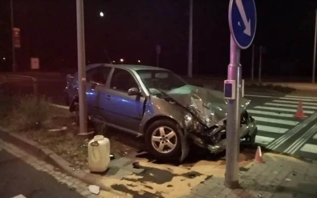 Hasiči nad ránem zasahovali u autonehody na Velkomoravské ulici. Museli řešit převrácený kamion