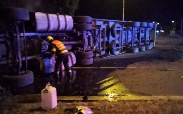 Hasiči nad ránem zasahovali u autonehody na Velkomoravské ulici. Museli řešit převrácený kamion